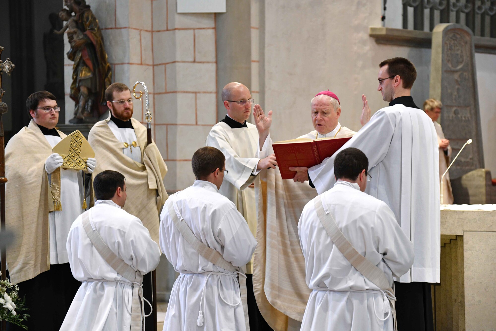 Durch Handauflegung und Gebet weihte Bischof Konrad die drei Diakone zu Priestern.