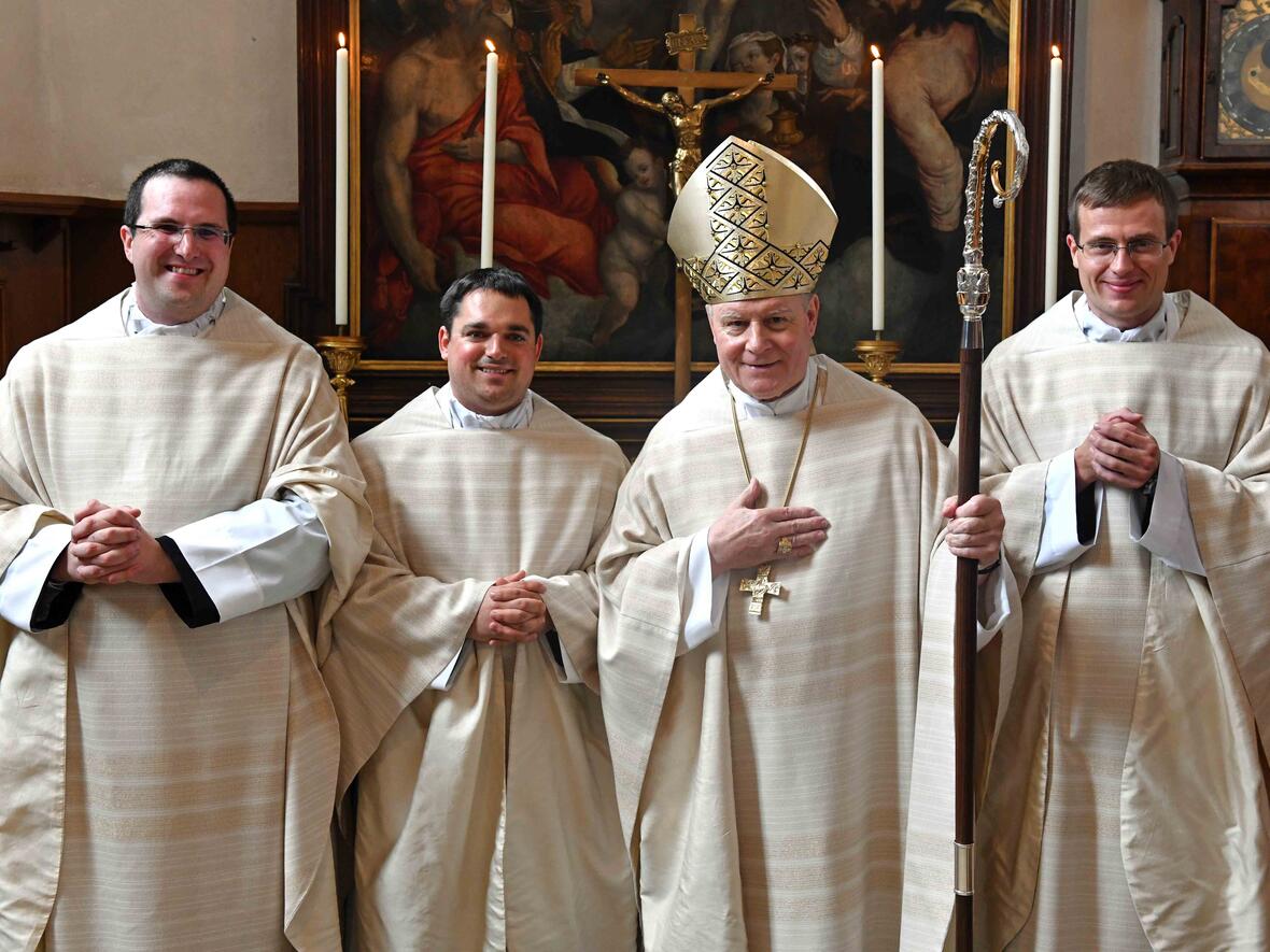 Nach der Weihe: Die drei Neu-Priester (v.l.) Simon Fleischmann, André Harder und Tobias Seyfried zusammen mit Bischof Dr. Konrad Zdarsa. (Foto: Nicolas Schnall / pba)