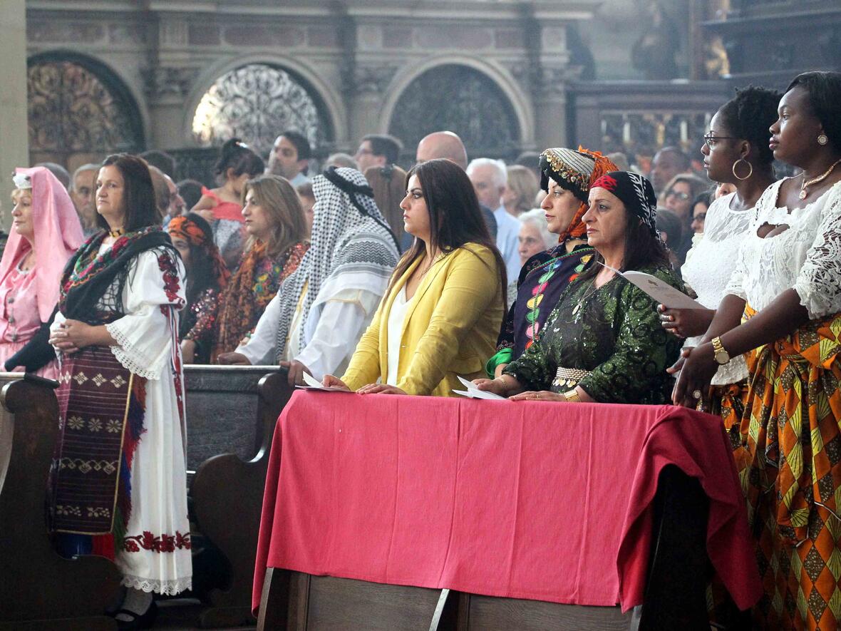 Etliche Gottesdienstbesucher waren in den Trachten ihrer Heimat gekommen. (Foto: Annette Zoepf/pba)