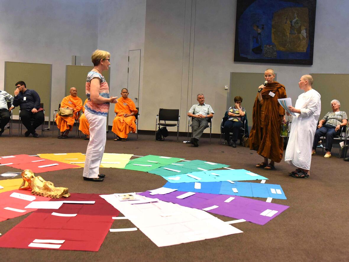 Anhand des Jahreskreises erklärten die Vertreter der Religionen ihre jeweiligen Feste. Foto: Maria Steber / pba.
