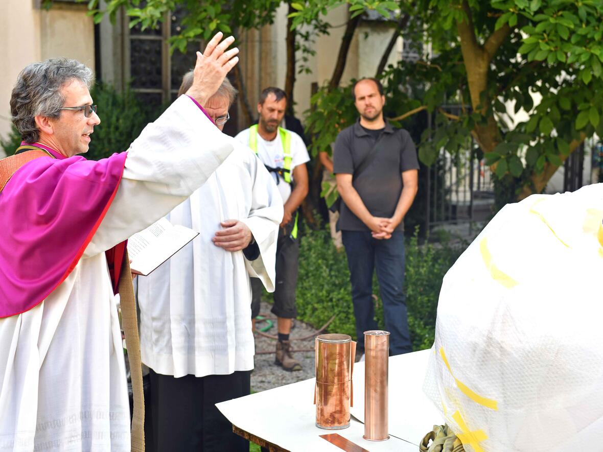 Domkustos Domkapitular Armin Zürn segnet Kugel und Kreuz des nördlichen Domturms, bevor sie wieder an ihren angestammten Ort befestigt werden. (Foto: Nicolas Schnall / pba)