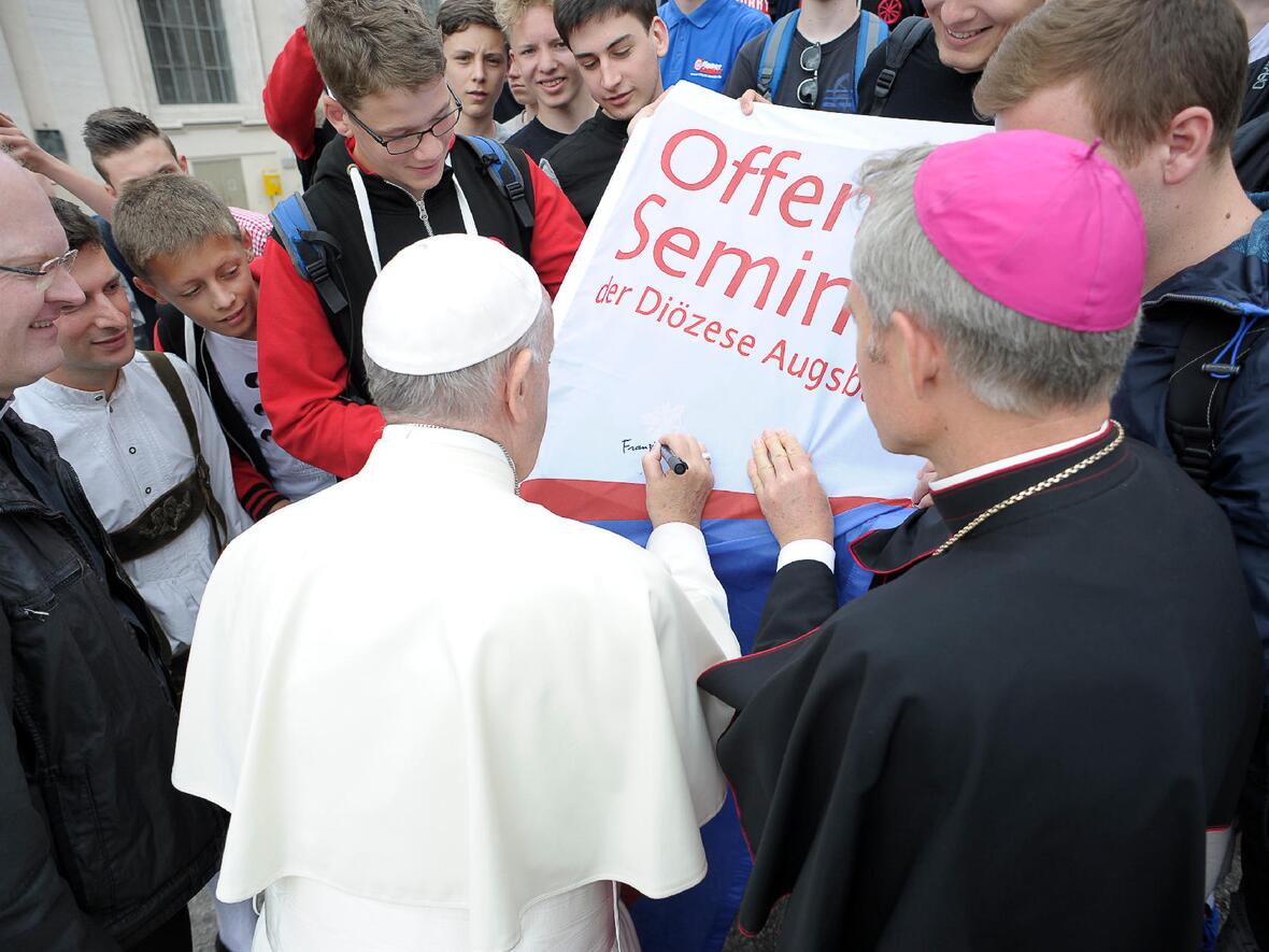 Als besonderer Höhepunkt wird den Buben und jungen Männern des Offenen Seminars (OS) die Papstaudienz mit Fototermin von der diesjährigen Pfingstfahrt in Erinnerung bleiben. (Foto: Offenes Seminar/L’Osservatore Romano, Vatican Media)