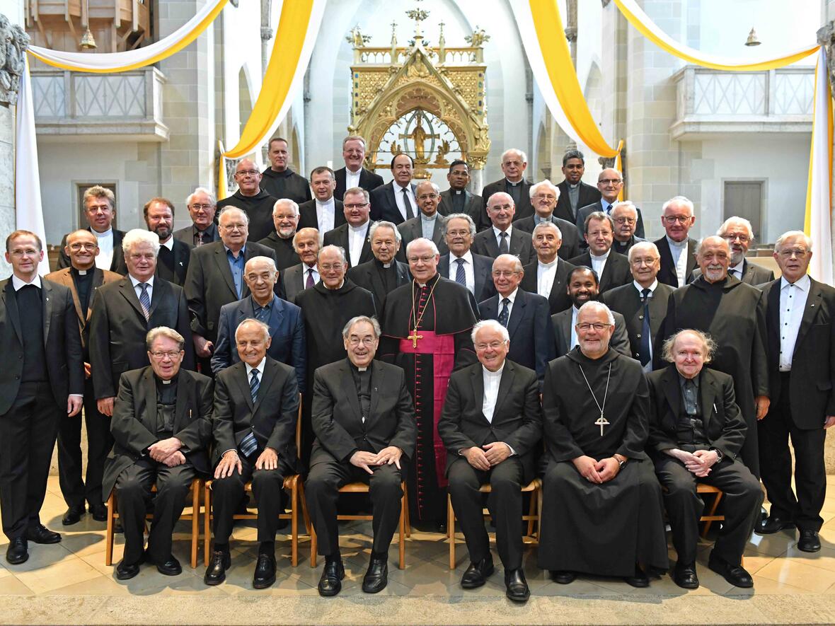 Die Priesterjubilare gemeinsam mit Bischof Konrad, Erzabt Wolfgang Öxler und Priesterseelsorger Georg Schneider. (Foto: Nicolas Schnall / pba)