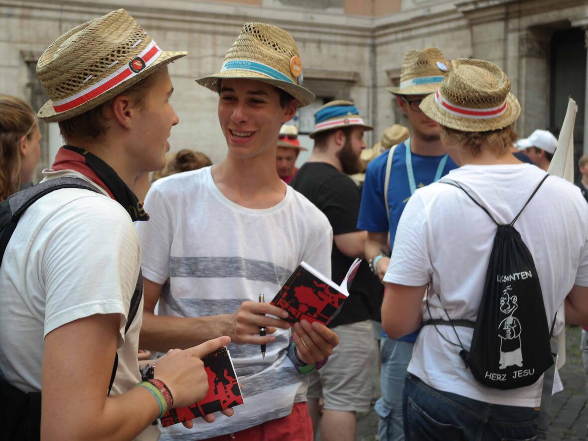 Kontakte knüpfen und sich mit Minis aus anderen Diözesen austauschen: Das war das Ziel von den Blind Dates in Rom. Foto: Simone Zwikirsch / pba. 