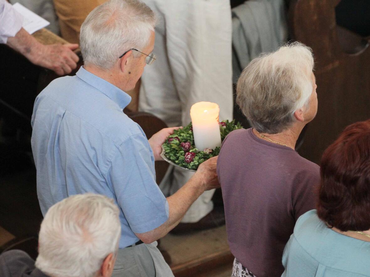 Während des Gottesdienstes wurde eine Kerze zum Altar getragen, stellvertretend für alle 180 Jubelpaare. (Fotos: Annette Zoepf/pba)