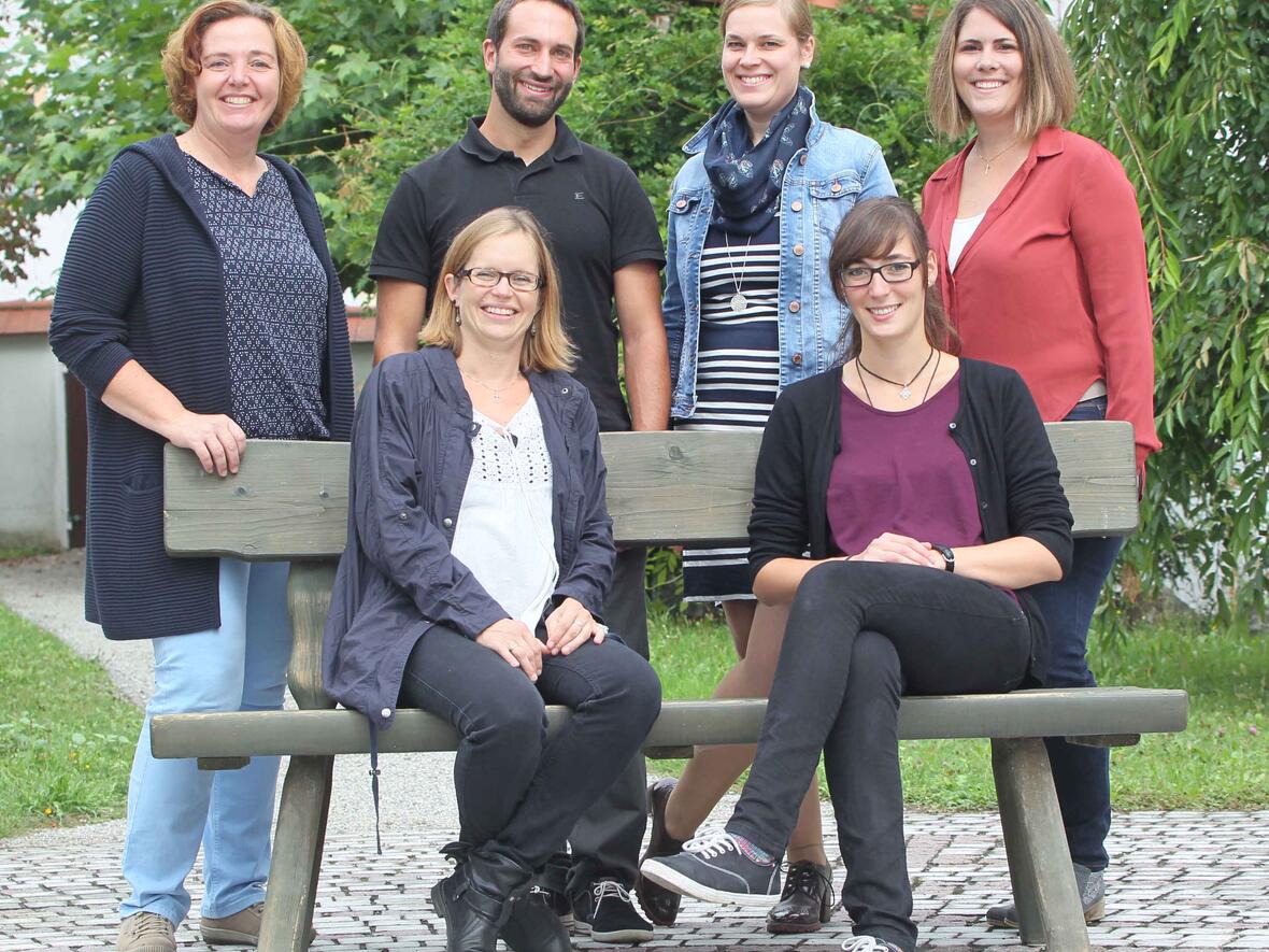 Am Samstag werden sie für den pastoralen Dienst im Bistum Augsburg beauftragt: Marlies Landherr, Michael Rösch, Julia Spanier, Sabrina Jehle (hinten, v.l.) Prisca Leeb und Nadine Steiner (vorne, v.l.). Foto: Annette Zoepf / pba. 