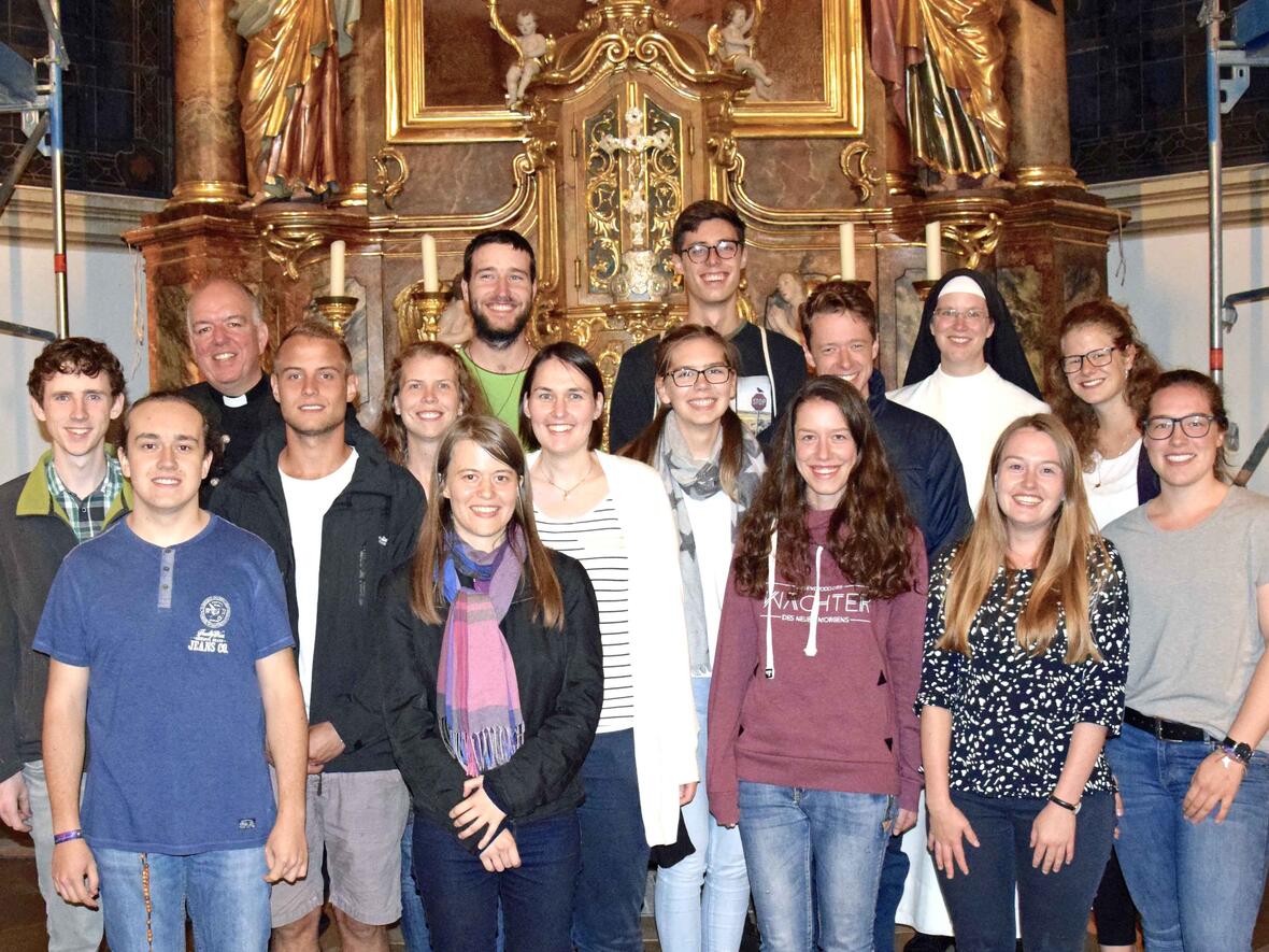 Die jungen Missionare gemeinsam mit Pfarrer Florian Rapp (3.v.l.), Leiter der Pfarreiengemeinschaft Grünten. (Foto: Verspohl-Nitsche)