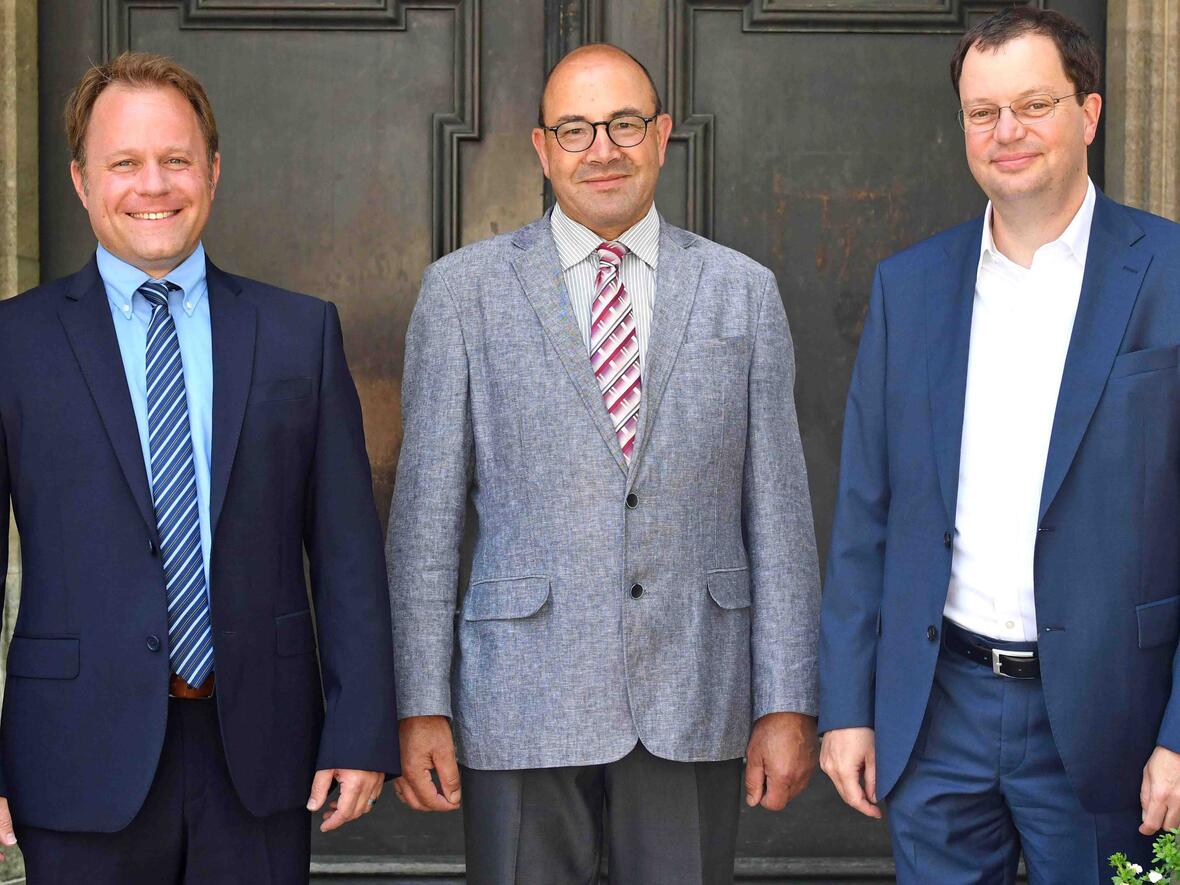 Die drei Weihekandidaten vor dem Hauptportal der Ulrichsbasilika (v.l.): Franz Eduard Schmidt, Franz Pemsl und Martin Lehmann. (Foto: Nicolas Schnall / pba)