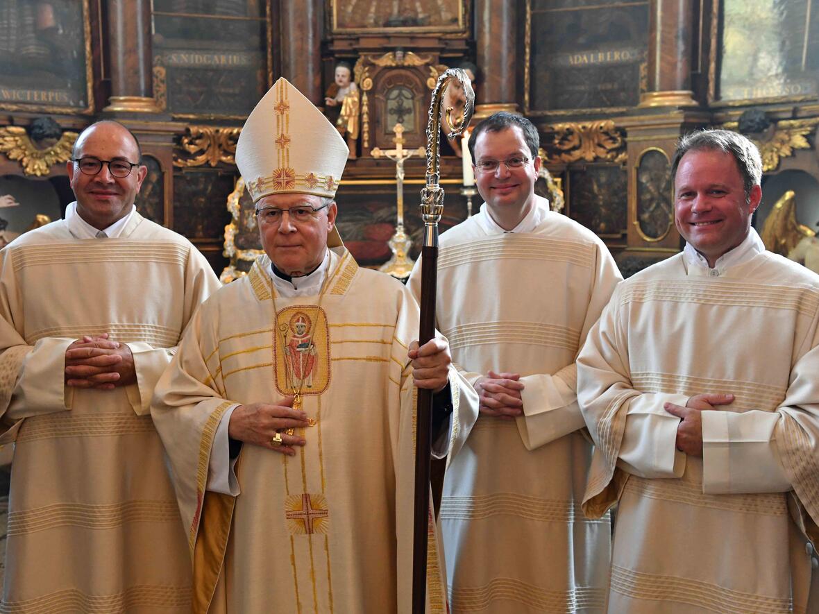 Nach der Weihe in der Sakristei der Ulrichsbasilika (v.l.): Franz Pemsl, Bischof Dr. Konrad Zdarsa, Martin Lehmann, Franz Eduard Schmidt (Foto: Nicolas Schnall / pba)