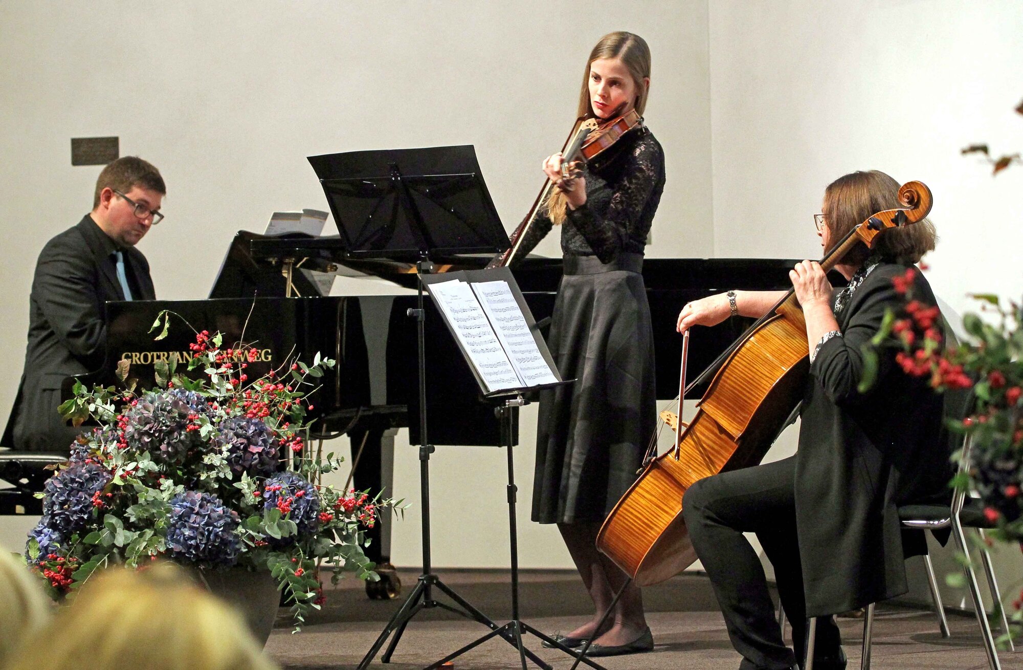 Das Trio Sonare bestehend aus Maximilian Pöllner (Flügel), Verena Eggensberger (Violine) und Brigitte Mang (Violoncello) spielte Werke von Antonio Lotti und Georg Philipp Telemann. 