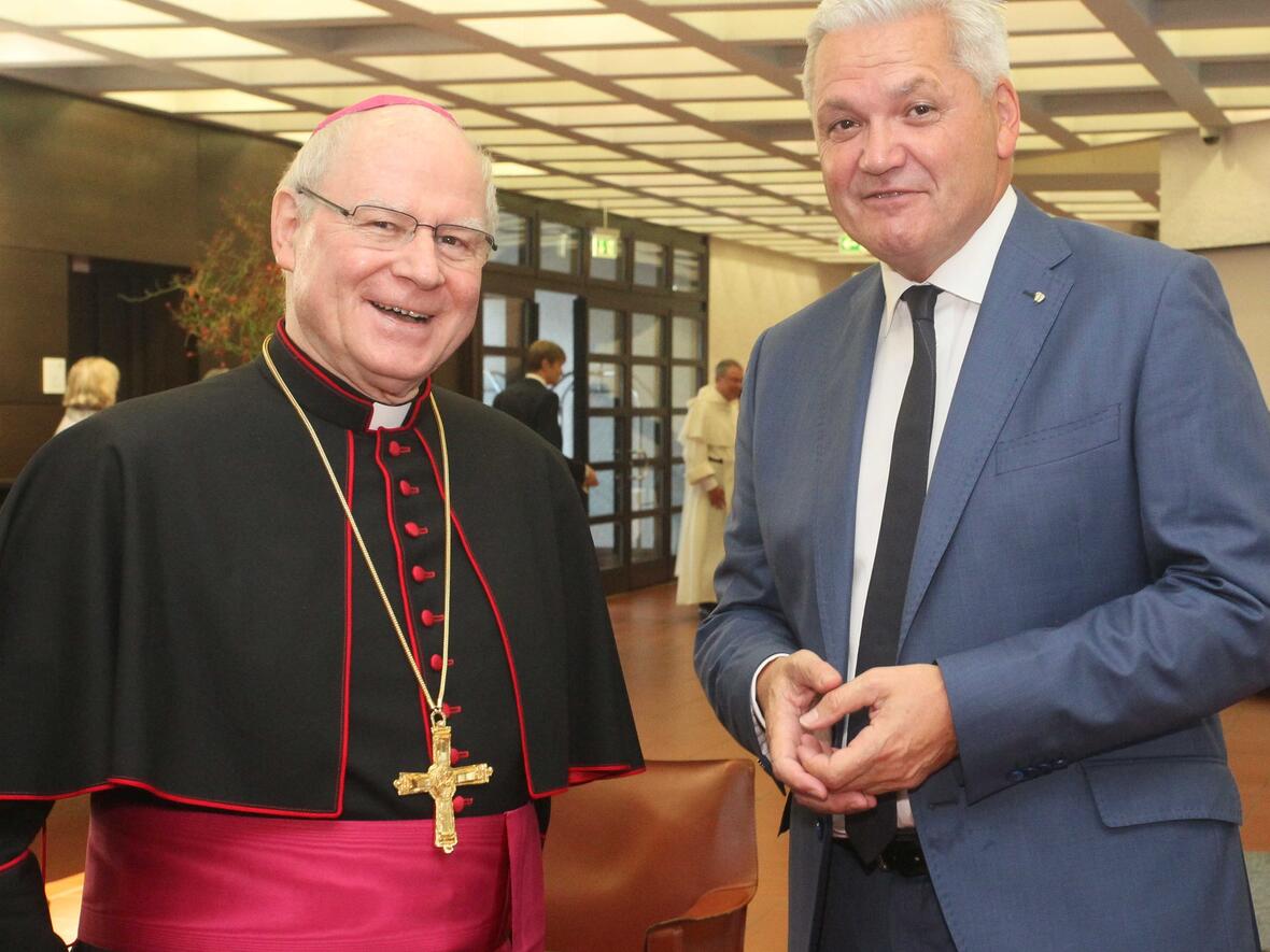 Vor Beginn des Jahresempfangs: Bischof Dr. Konrad Zdarsa gemeinsam mit Festredner Hubert Hüppe. (Fotos: Annette Zoepf / pba)