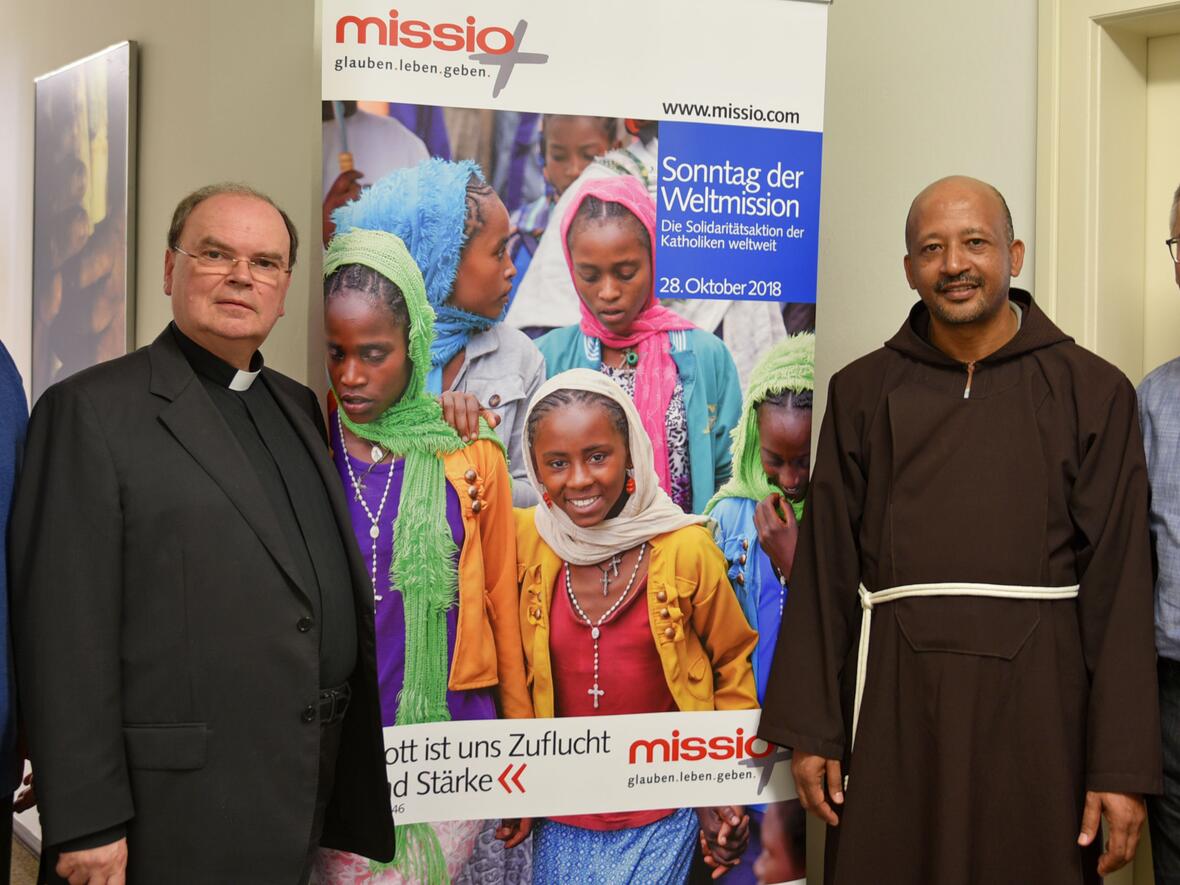 Abba Worku Demeke mit (v.l.) Dr. Peter Frasch, Prälat Dr. Bertram Meier und Anton Stegmair von der Abteilung Weltkirche (Foto: Simone Zwikirsch / pba).