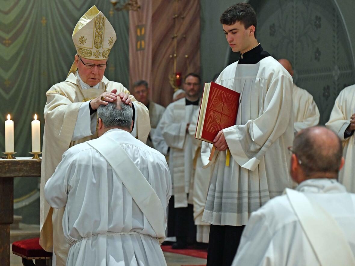 Durch Handauflegung und Gebet weihte Bischof Kornad die beiden Diakone zu Priestern. (Fotos: Nicolas Schnall / pba)