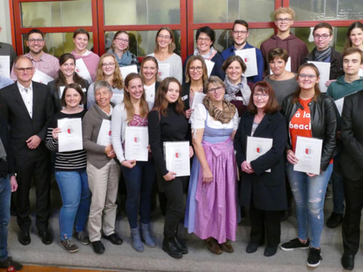 Die Absolventen des C-Kurses 2016/2018 mit ihren Dozenten Stefan Saule (links vorne), Stefan Nerf (rechts daneben) und Pater Stefan Kling (vorne rechts). (Foto: Michael Dolp)