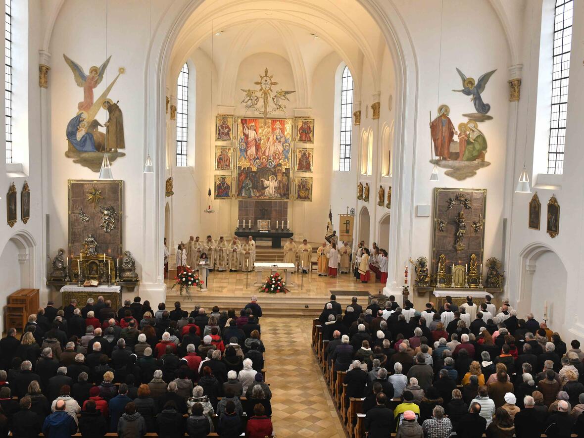 Mehr als 500 Mesnerinnen und Mesner füllten die Kirchenbänke der Mindelheimer Stadtpfarrkirche. (Foto: Nicolas Schnall / pba)