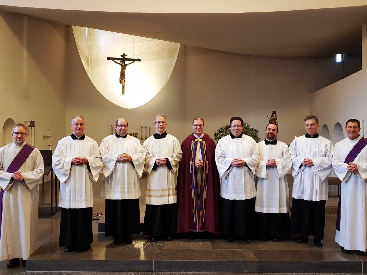 (V.l.) Mentor Diakon Christoph Schwarzer, Adolf Michael Gastl, Bernd Skuras, Frank Schnarrenberger, Domvikar Andreas Miesen, Martin Linder, Dr. Marc André Selig, Bernhard Beigel und Diakon Gerhard Rummel von der Arbeitsstelle Ständiger Diakonat. (Foto: Ständiger Diakonat / Martin Lehmann)