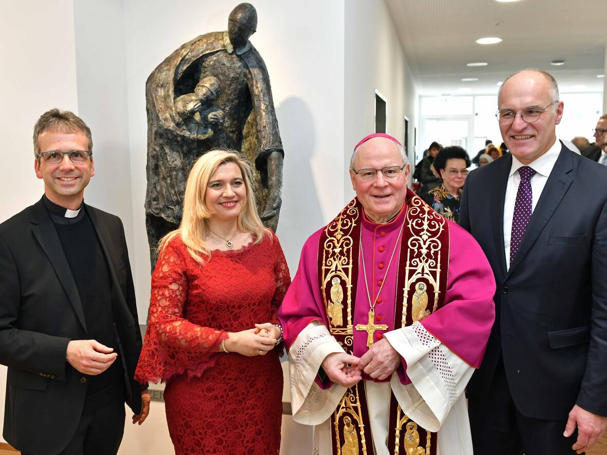Vor der neugestalteten Vinzenz von Paul-Statue, dem Namensgeber des Hospizes: (v.l.) Domkapitular Armin Zürn, Staatsministerin Melanie Huml, Bischof Dr. Konrad Zdarsa und Oberbürgermeister Dr. Kurt Gribl. (Foto: Nicolas Schnall / pba)
