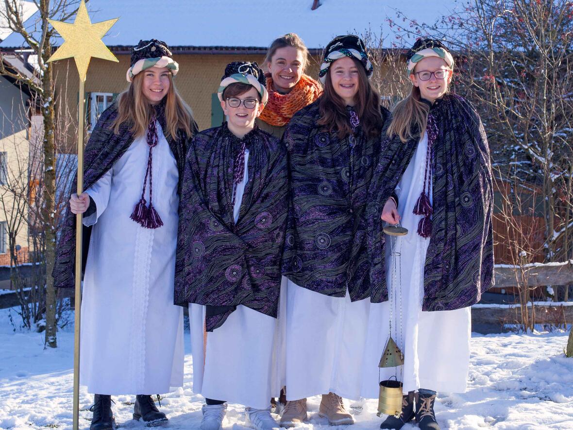Sie freuen sich auf ihren Besuch bei der Kanzlerin (v.links): Elena Hofer, Max Schneider, Emma Schneider, Lea Doser. Begleitet wird die Gruppe von Uta Schneider. (Foto: Birgit Lanwehr, Allgäubild-Verlag)  