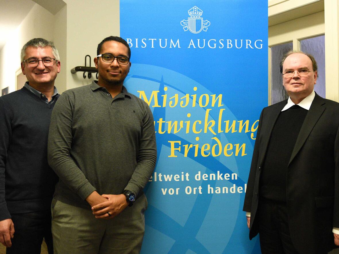 Bei einem Gespräch vor Journalisten berichtete Yithzak Gonzáles Murgas (2.v.links) über die Probleme junger Menschen in Lateinamerika. Dabei waren auch Anton Stegmeier (links) und Prälat Dr. Bertram Meier (rechts). (Foto: Maria Steber/pba). 