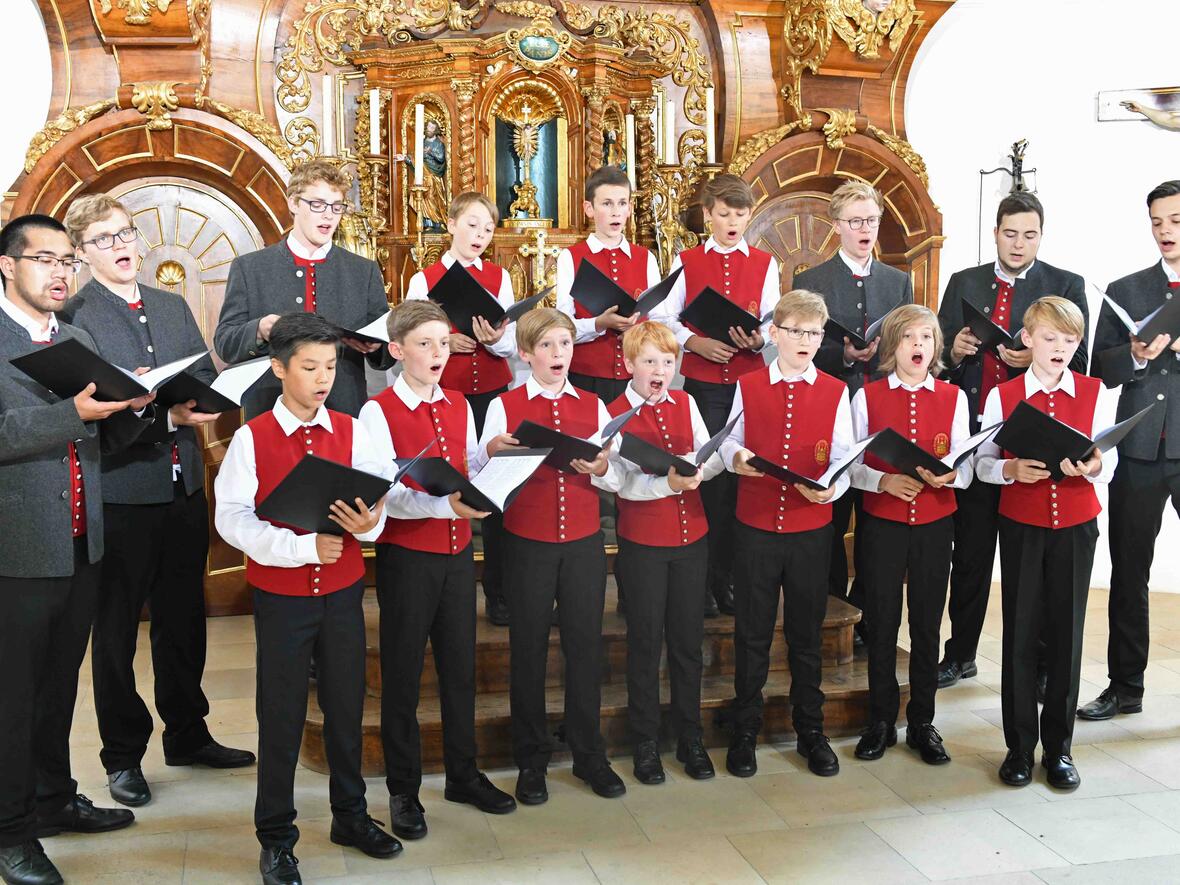 Die Augsburger Domsingknaben bei den Aufnahmen in der Kirche St. Michael auf dem Augsburger Hermanfriedhof. (Foto: Nicolas Schnall / pba)