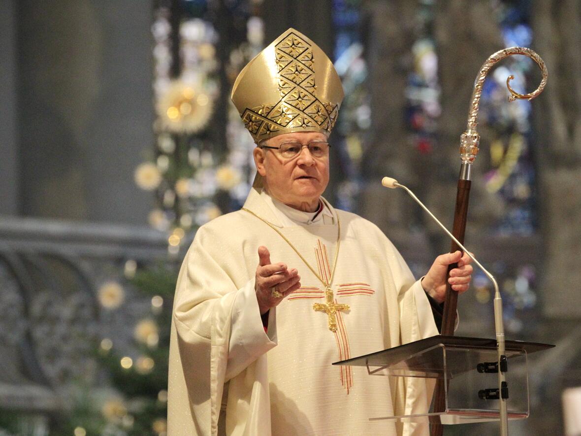 "Für die Frage, wie man Gott erkennen kann, braucht es vielleicht ein ganzes Leben": Bischof Dr. Konrad Zdarsa heute während der Predigt im Hohen Dom zu Augsburg. (Fotos: Annette Zoepf/pba)