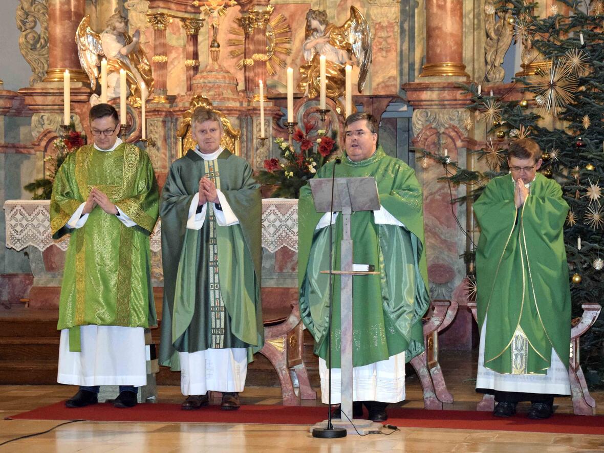 Bei der Amtseinführung des neuen Dekans und seines Stellvertreters in der Klosterkirche St. Anton: (v.l.) Diakon Ralf Eger, Prodekan Pater Jakob Filipiuk, Generalvikar Harald Heinrich und Dekan Bernhard Hesse. (Foto: Verspohl-Nitsche/pdke)
