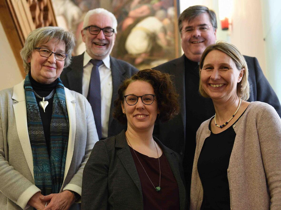 Generalvikar Harald Heinrich mit den Tandempartnern: Maria-Anna Immerz, Marlene Gölz, Heidelinde Hentschke (vorne v.links), Dr. Ulrich Hörwick, Generalvikar Harald Heinrich (hinten v.links). Foto: Maria Steber / pba.