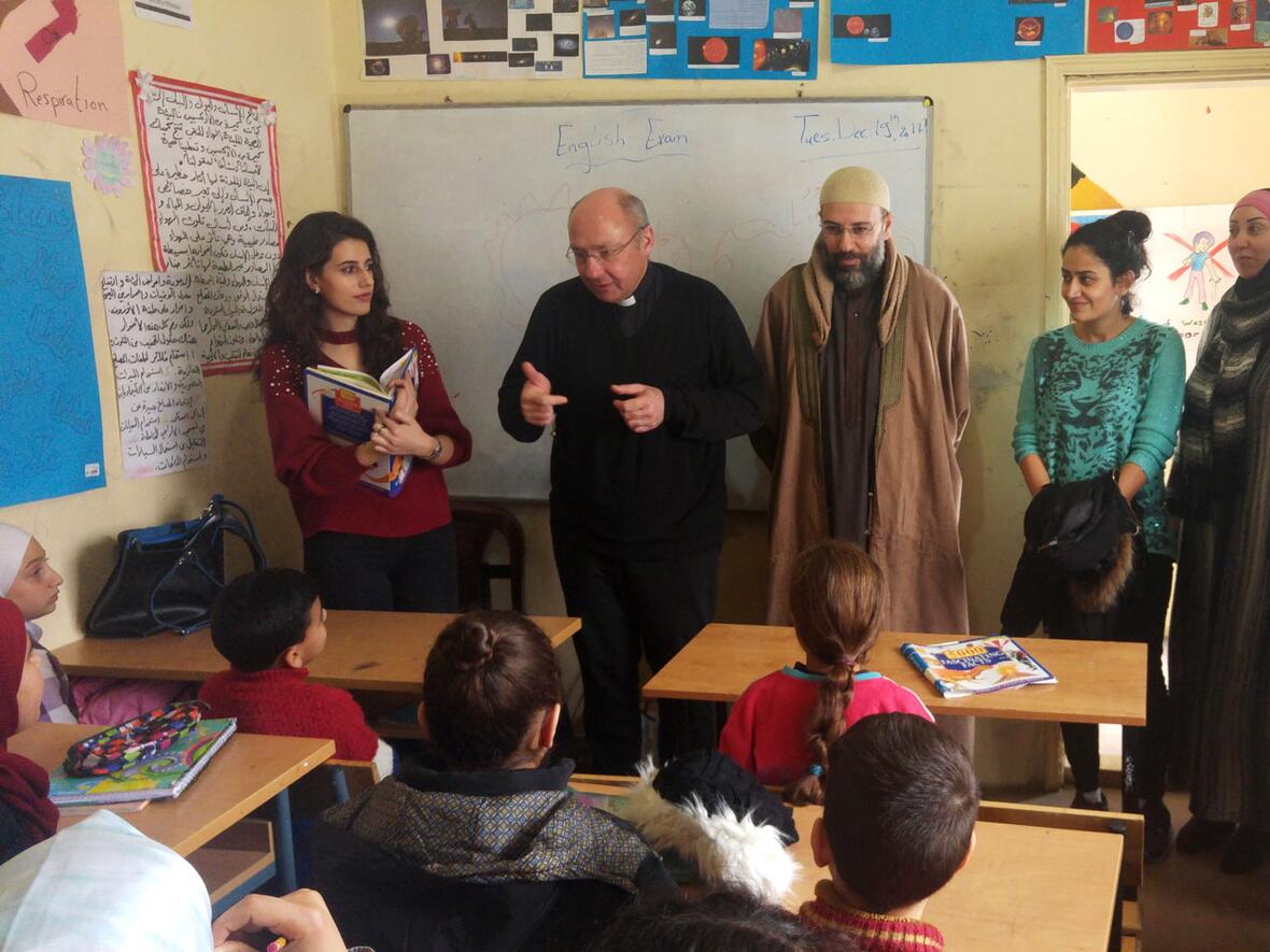 Pfarrer Ulrich Lindl besuchte eine Schule des Jesuiten-Flüchtlingsdienstes in Baalbek. Dort tauschte er sich auch mit Lehrerin Ola Bosso (links) und Mufti Bakr Al Rifaii aus. (Fotos: Aboud)