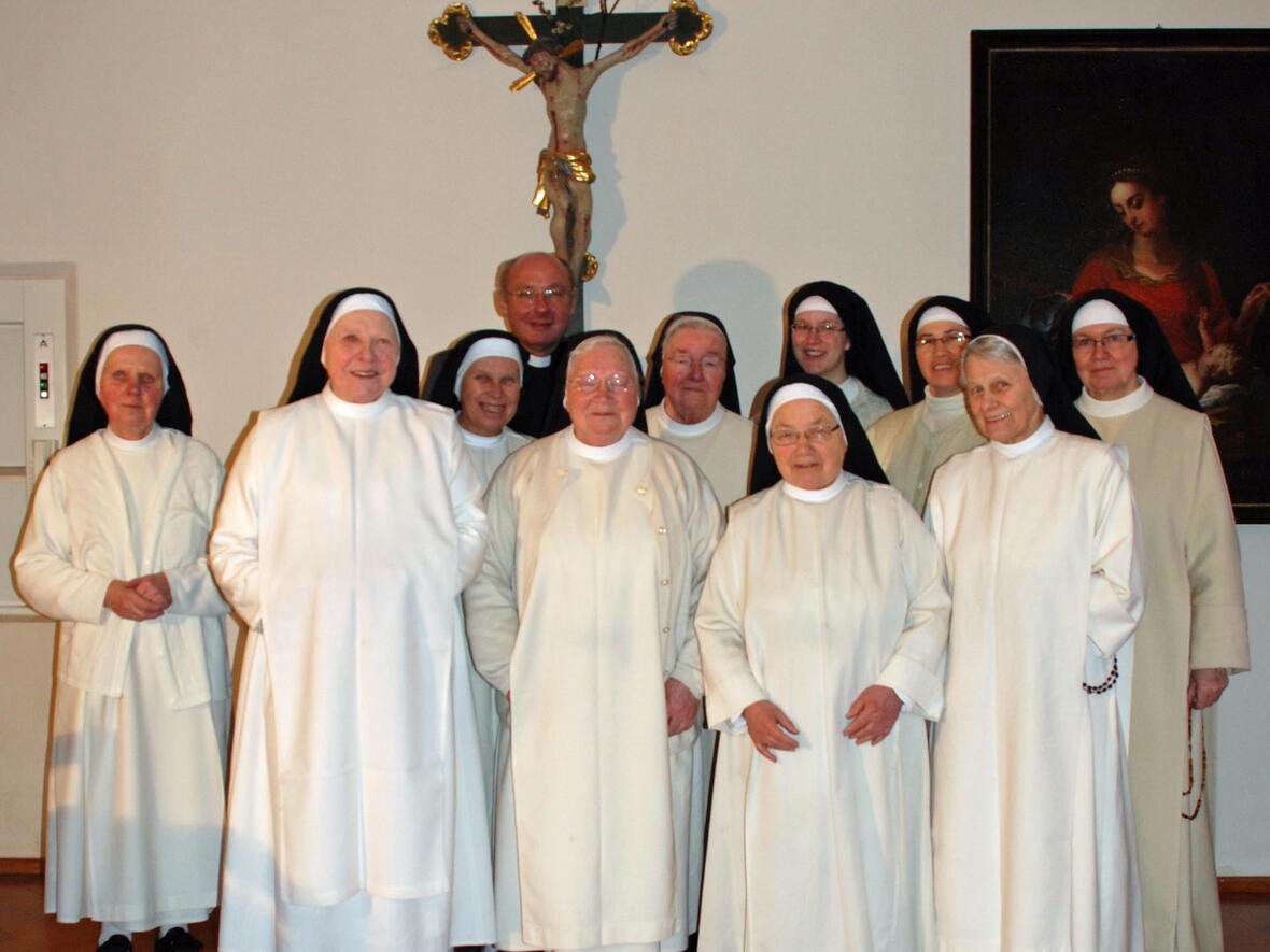 (vordere Reihe von links): Sr. Michaela Heptner, Priorin Sr. Amanda Baur, Sr. Alberta Ziesenböck, Sr. Angelika Krön. (Foto: Kloster Wettenhausen)