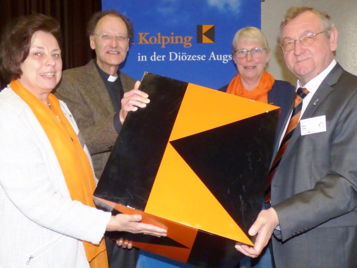 Optimistisch mit Kolping in die Zukunft: Verbändereferent Domkapitular Dr. Wolfgang Hacker (2. v.l.) zusammen mit der Diözesanvorsitzenden Sonja Tomaschek (l.), deren Stellvertreterin Mechthild Gerbig (2. v.r.) und Kolping-Diözesanpräses Alois Zeller. (Foto: Kolpingwerk)