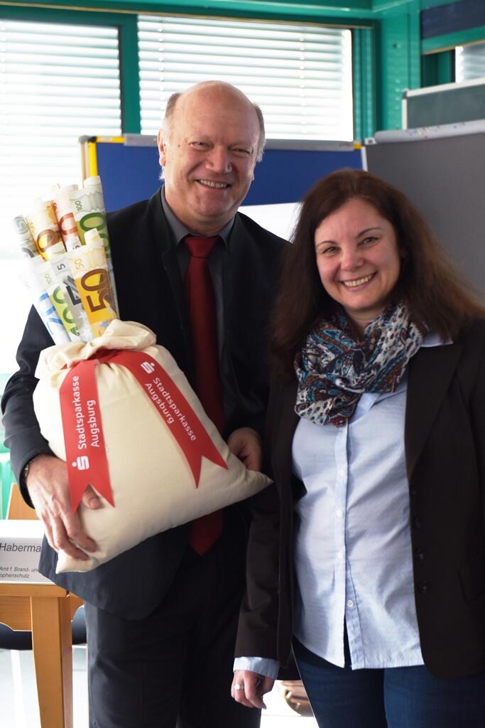 Dankbar für die großzügigen Spenden, die das Krisentelefon möglich machen: Diakon Franz Schütz und Michaela Grimminger von der ökumenischen Telefonseelsorge. (Foto: Daniel Jäckel / pba)
