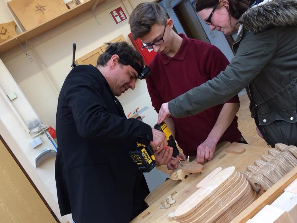 Jugendbischof Stefan Oster in gemeinsamer Aktion mit Jugendlichen in der Holzwerkstatt beim Josefstag im KJF Berufsbildungs- und Jugendhilfezentrum Sankt Elisabeth in Augsburg. (Foto: BDKJ)