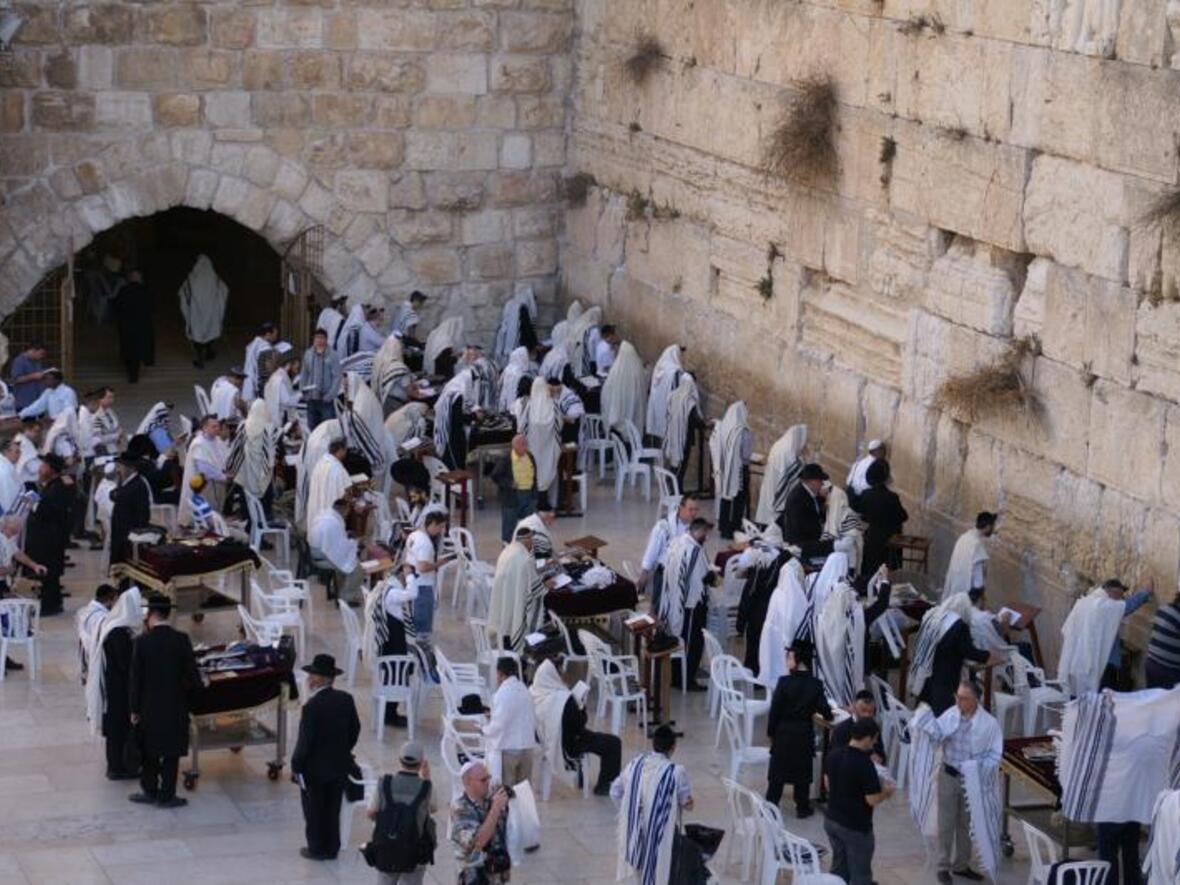 Die Klagemauer stellt die frühere Westmauer des zweiten Jerusalemer Tempels dar, der sich an dieser Stelle befand. (Foto: Horst Schaub, in: Pfarrbriefservice.de)