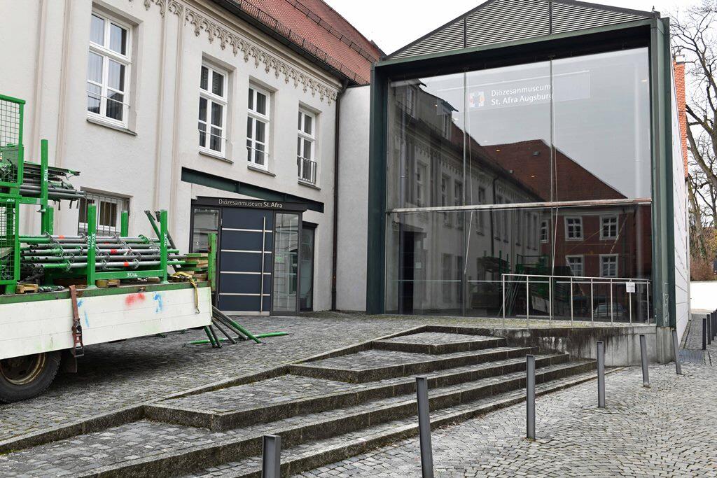 Blick auf das Diözesanmuseum St. Afra. und die Glashalle mit dem Bronzeportal aus der Entstehungszeit des Doms. (Foto: Nicolas Schnall / pba)