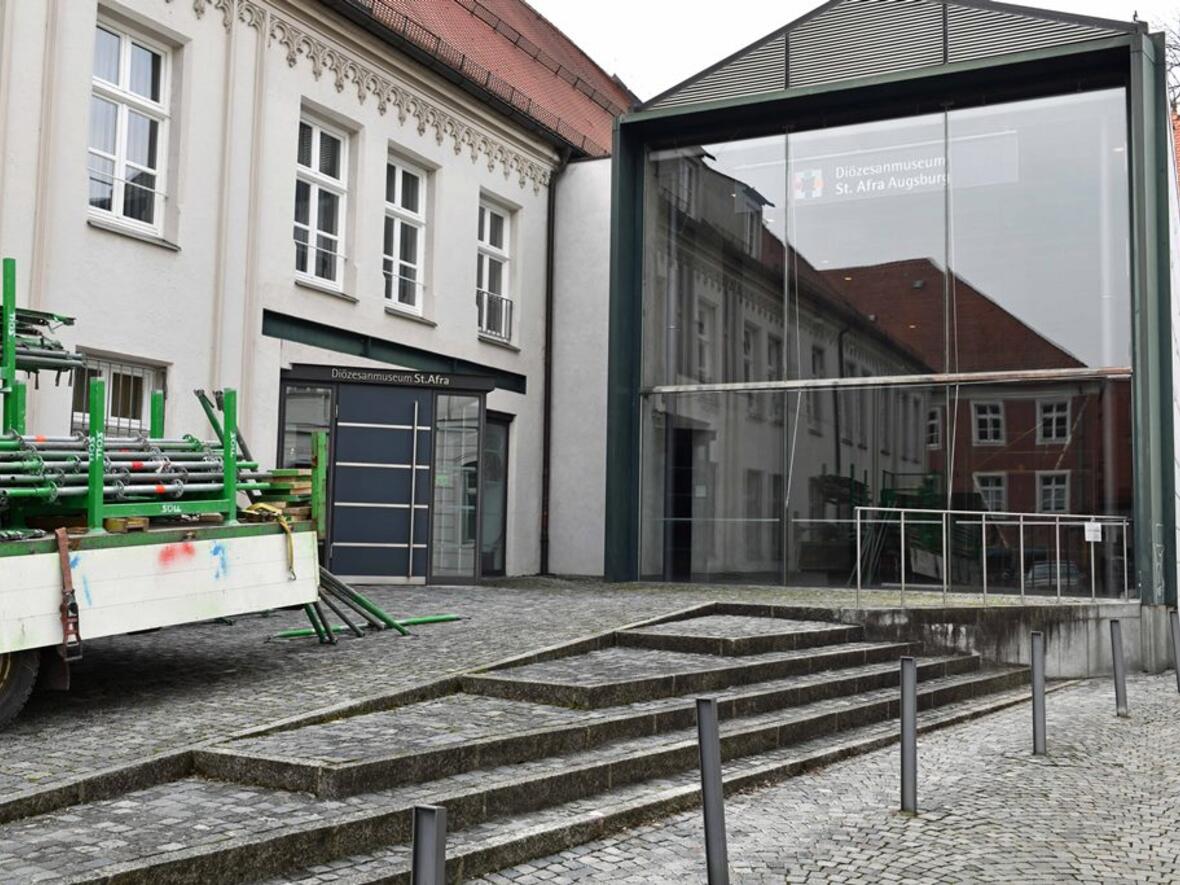 Blick auf das Diözesanmuseum St. Afra. und die Glashalle mit dem Bronzeportal aus der Entstehungszeit des Doms. (Foto: Nicolas Schnall / pba)