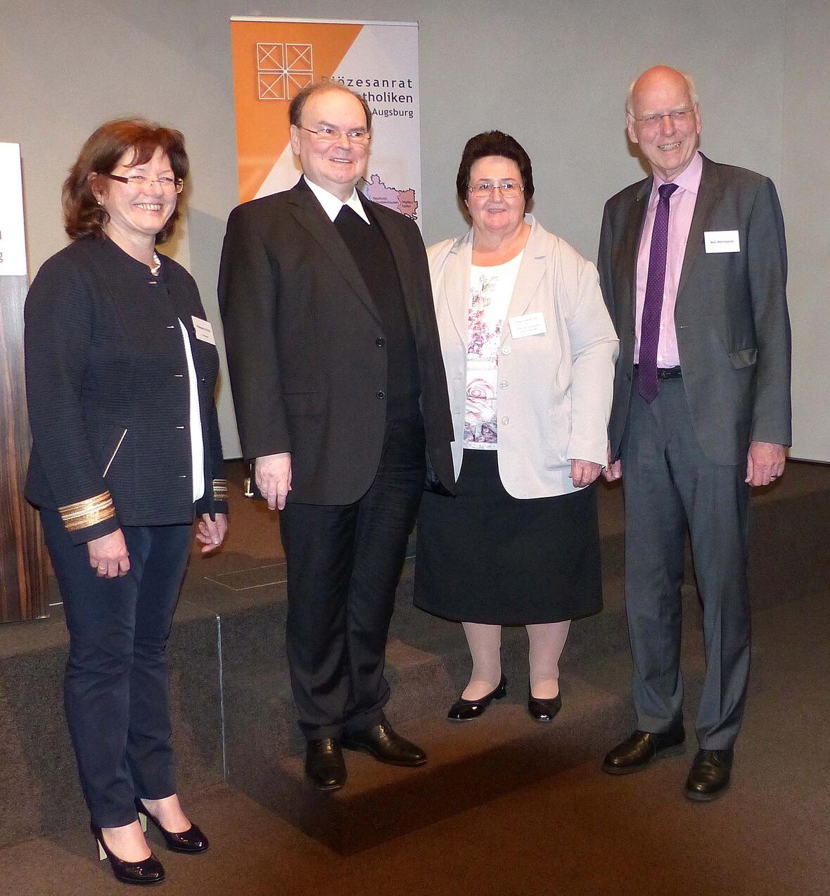 (v.l.n.r.) Hildegard Schütz (Vorsitzende), Domdekan Prälat Dr. Bertram Meier (Bischöflicher Beauftragter), Sieglinde Hirner (1. stv. Vorsitzende), Max Weinkamm (2. stv. Vorsitzender). (Foto: Michael Widmann / Diözesanrat Augsburg)