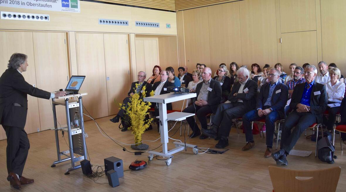 Die Teilnehmer verfolgten interessiert den Vortrag von Professor Dr. Eduard Eisenrith zum Thema „Religion als touristischer Bedarf. Foto: Sabine Verspohl-Nitsche / pdsf