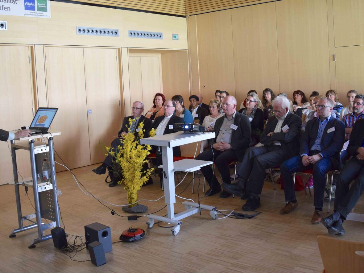 Die Teilnehmer verfolgten interessiert den Vortrag von Professor Dr. Eduard Eisenrith zum Thema „Religion als touristischer Bedarf. Foto: Sabine Verspohl-Nitsche / pdsf
