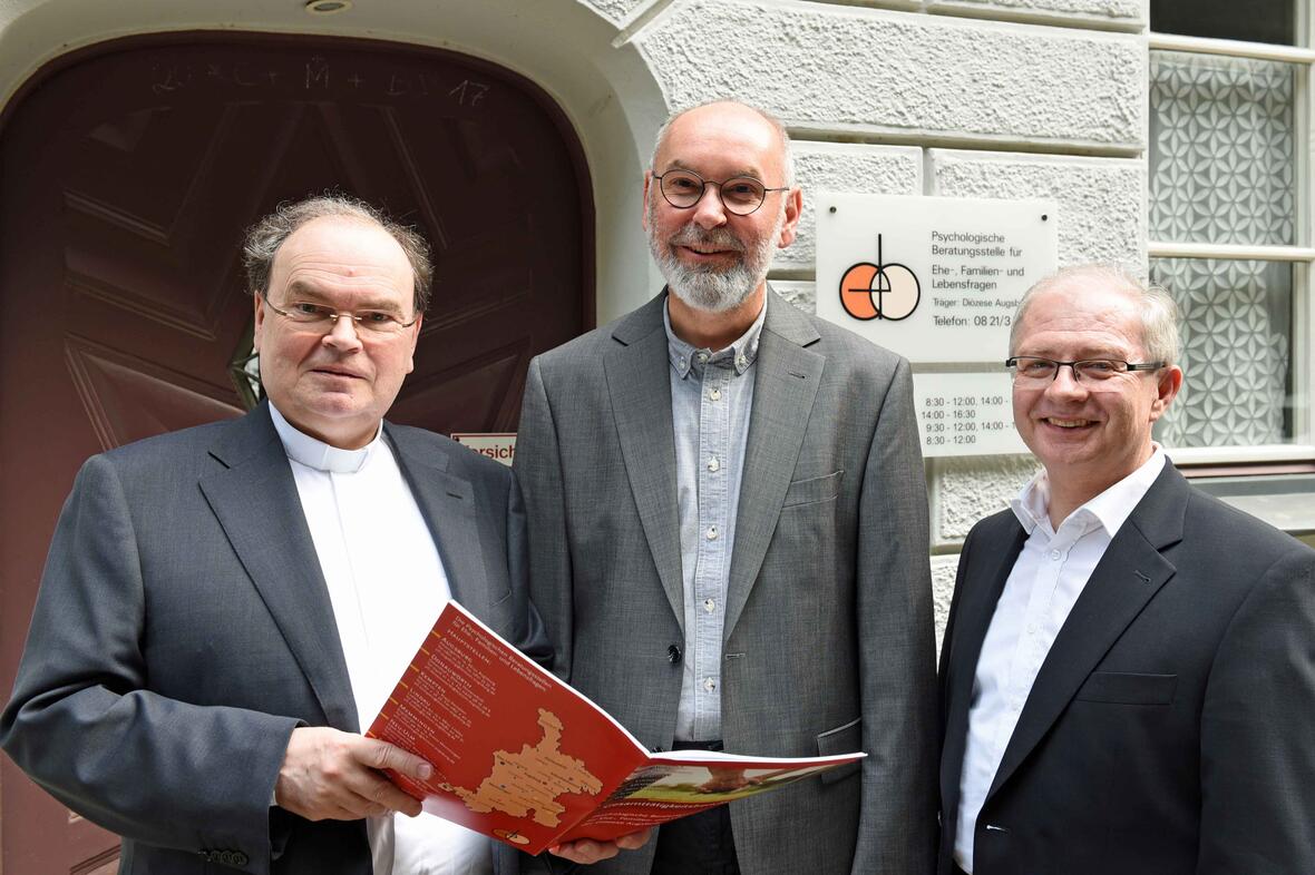 Bei der Vorstellung des Gesamttätigkeitsberichts 2017 (von links): Seelsorgeamtsleiter Prälat Dr. Bertram Meier, Pfarrer Klaus Cuppok und Pfarrer Martin Uhl. (Foto: Nicolas Schnall / pba)