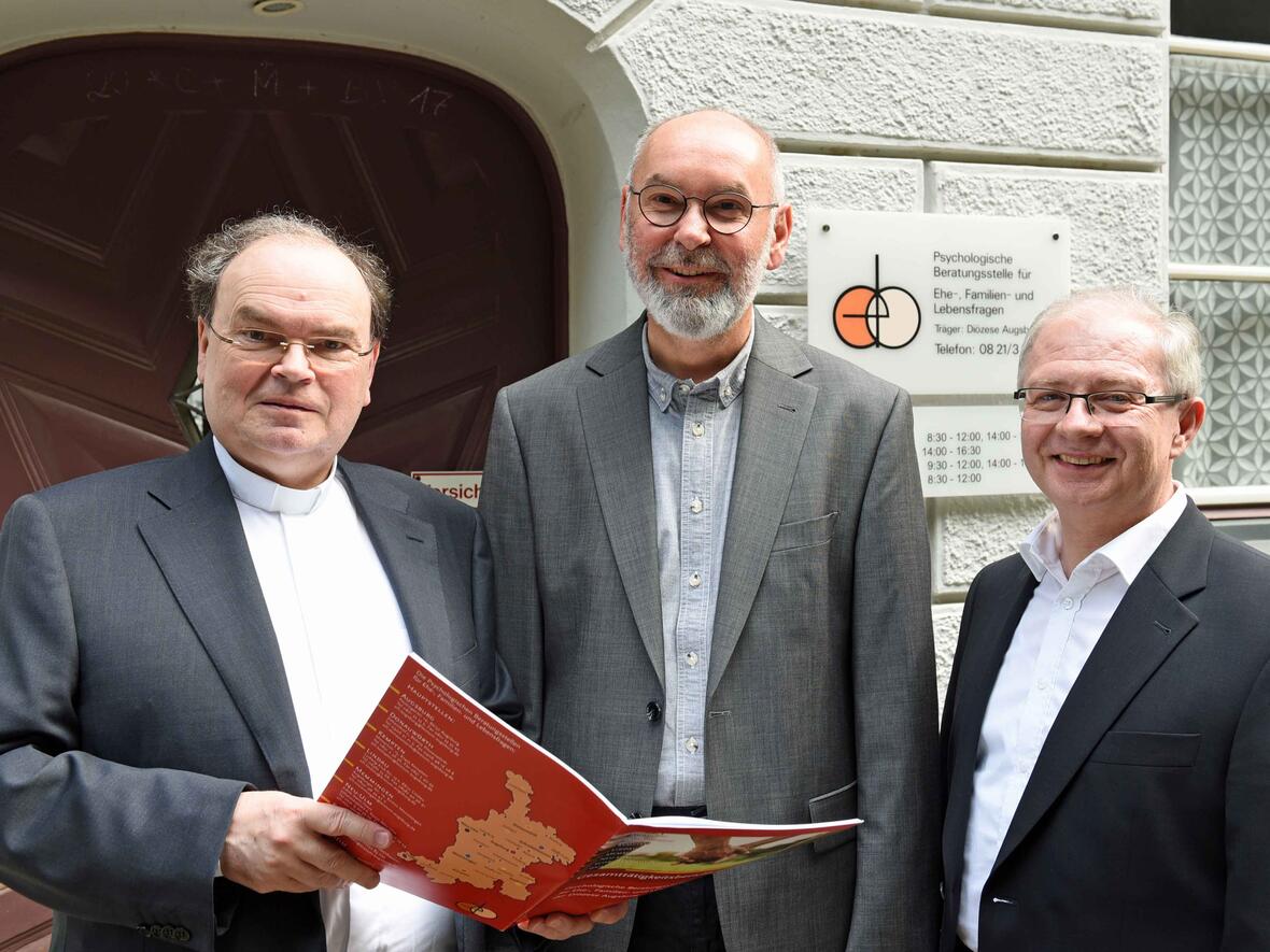 Bei der Vorstellung des Gesamttätigkeitsberichts 2017 (von links): Seelsorgeamtsleiter Prälat Dr. Bertram Meier, Pfarrer Klaus Cuppok und Pfarrer Martin Uhl. (Foto: Nicolas Schnall / pba)
