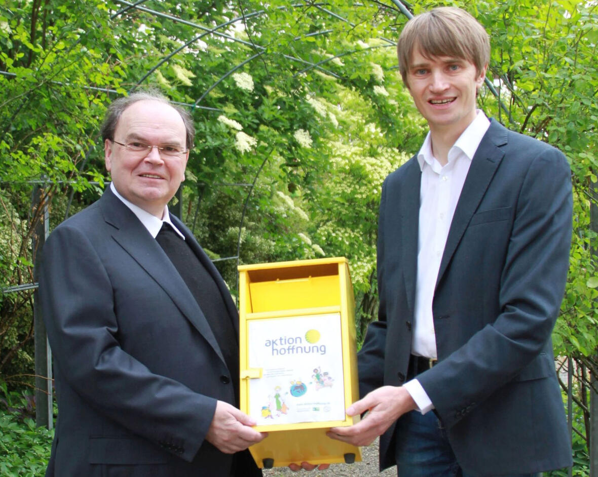 Domdekan Prälat Dr. Bertram Meier (links) dankt Johannes Müller (rechts) für seine Bereitschaft, bis zur Ernennung eines neuen Geschäftsführers die aktion hoffnung zu leiten. (Foto: aktion hoffnung, Karin Stippler)