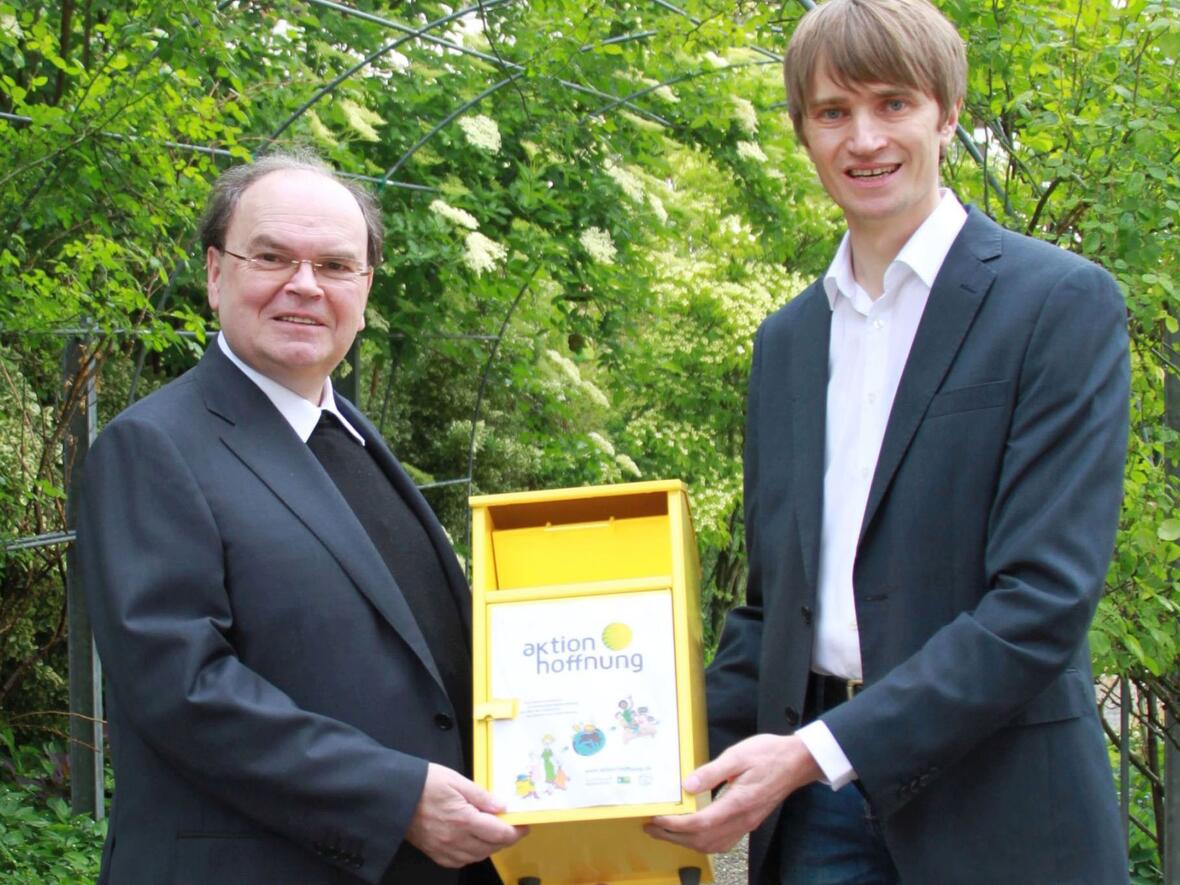 Domdekan Prälat Dr. Bertram Meier (links) dankt Johannes Müller (rechts) für seine Bereitschaft, bis zur Ernennung eines neuen Geschäftsführers die aktion hoffnung zu leiten. (Foto: aktion hoffnung, Karin Stippler)