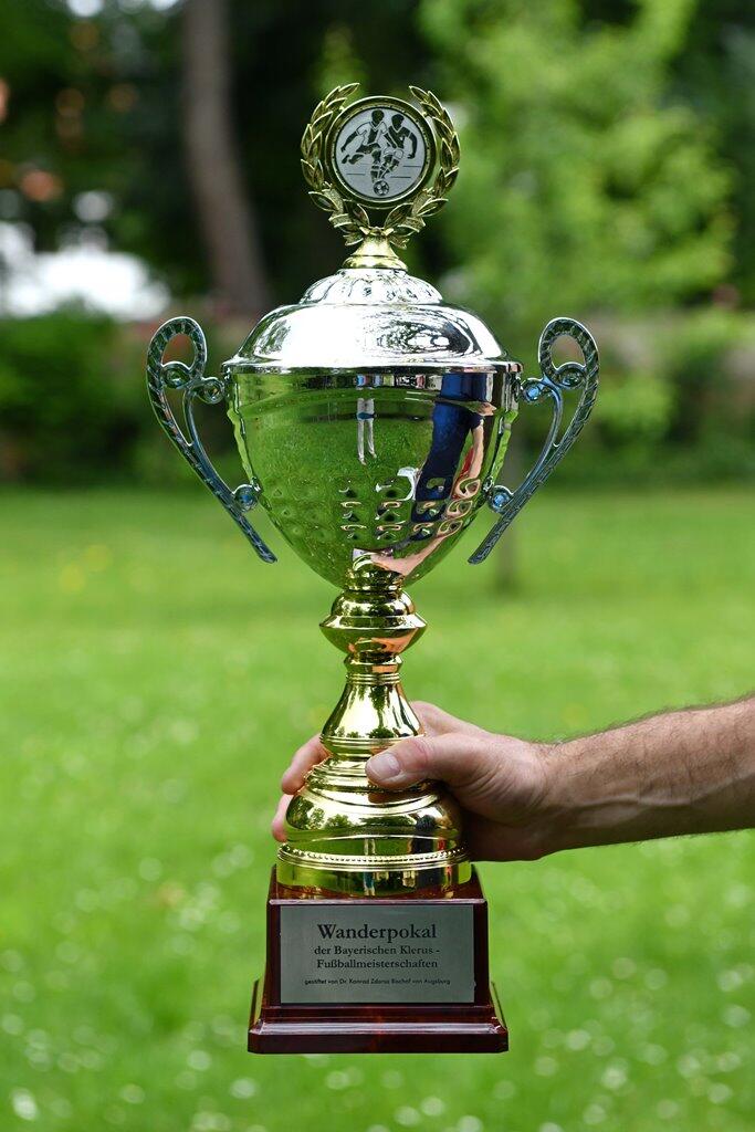 Wer wird ihn am Montagabend in Händen halten? Der neue Wanderpokal der Bayerischen Klerus-Fußballmeisterschaften, gestiftet von Bischof Dr. Konrad Zdarsa. (Foto: Nicolas Schnall / pba)