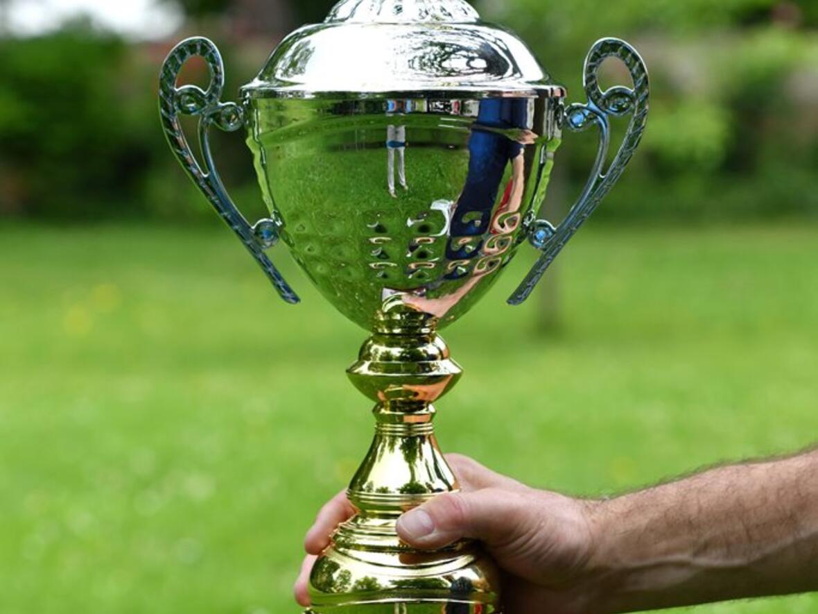 Wer wird ihn am Montagabend in Händen halten? Der neue Wanderpokal der Bayerischen Klerus-Fußballmeisterschaften, gestiftet von Bischof Dr. Konrad Zdarsa. (Foto: Nicolas Schnall / pba)