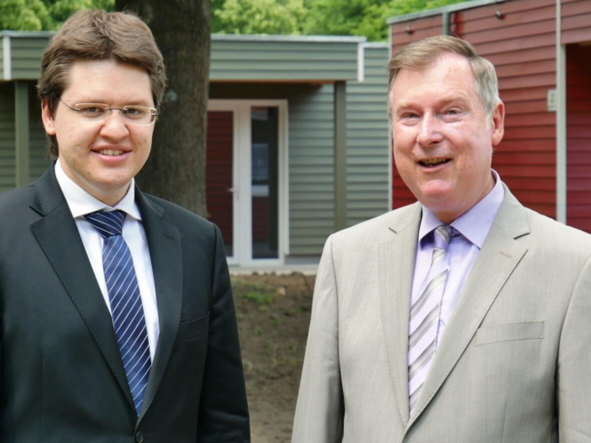 Michael Winter (l.) übernahm im Juni die Amtsgeschäfte von Hans-Dieter Srownal als stellv. Vorstandsvorsitzender und Leiter des kaufmännischen Ressorts des Dominikus-Ringeisen-Werks. (Foto: DRW/Liesenfeld)