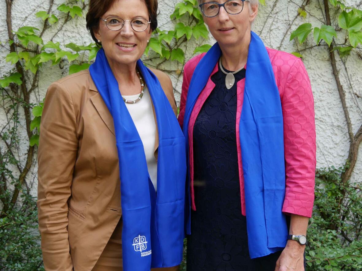 Landesvorsitzende Emilia Müller (links) mit der stellvertretenden Vorsitzenden Sabine Slawik. (Foto: KDFB Landesverband Bayern)