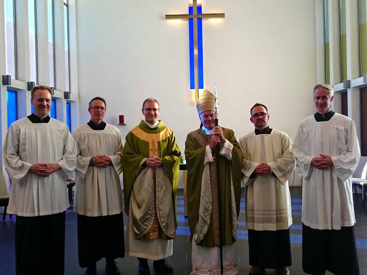 Weihbischof Dr. Dr. Anton Losinger und der Bischöfliche Beauftragte für den Ständigen Diakonat Domvikar Andreas Miesen gemeinsam mit den Neubeauftragten: Manfred Selg, Dr. Pascal Gläser, Filip Bäder, Graf Florian von Deym. (Foto: Gerhard Rummel)