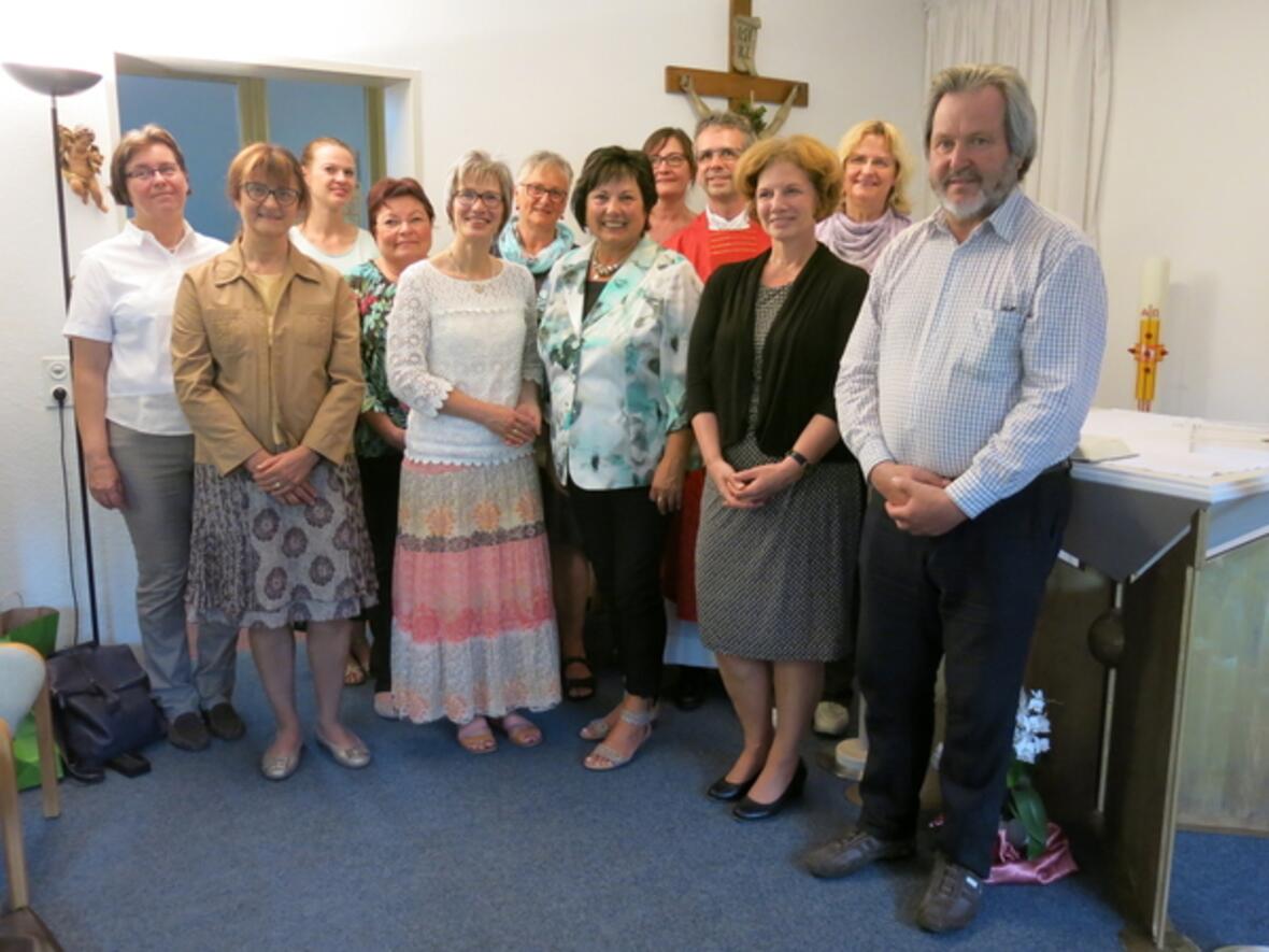 Der St. Vinzenz-Hospiz-Verein freut sich über zehn neue Hospizhelfer, die feierlich in ihren ehrenamtlich Dienst entsendet wurden. Mit auf dem Bild Gudrun Theurer (Kursleiterin), Christine Sieberth (Geschäftsführerin) und Domkapitular Armin Zürn (Vorstandsvorsitzender), (Foto: Jürgen Plaumann)