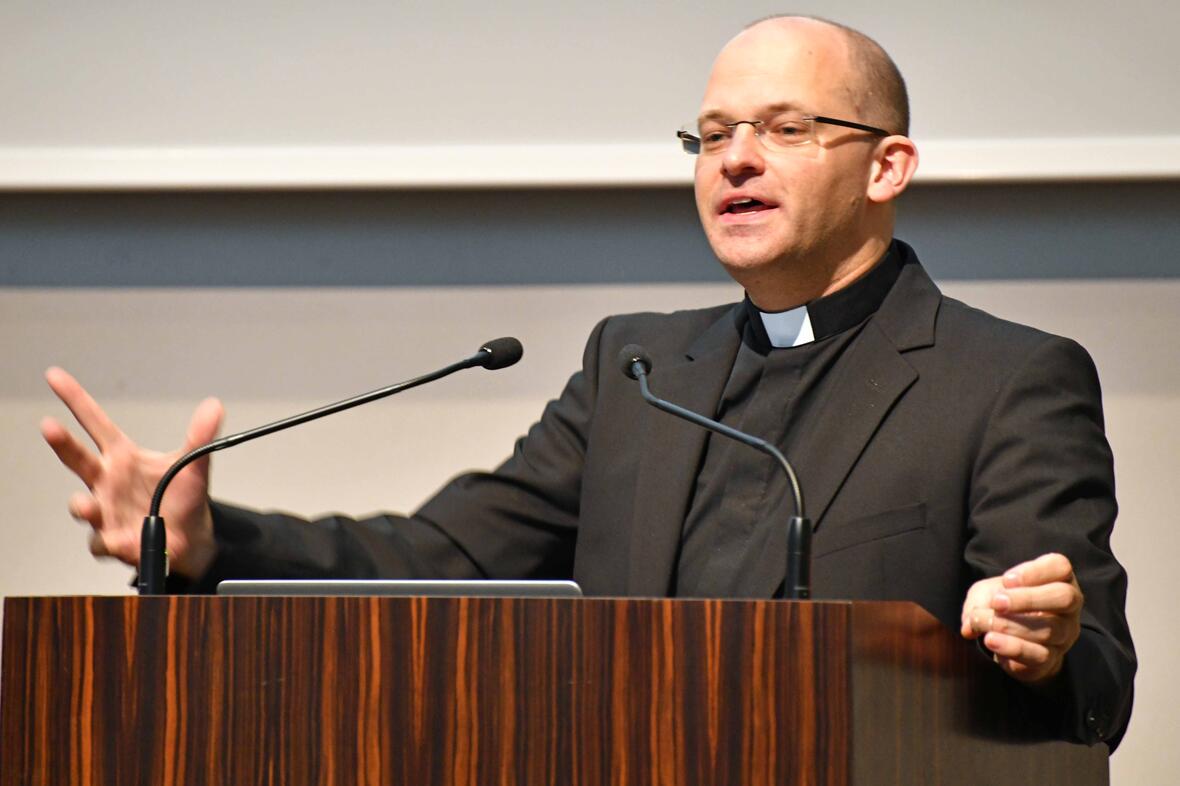 Domvikar Dr. Florian Markter zeigte in seinem Vortrag Wege missionarischer Pastoral auf. (Foto: Nicolas Schnall / pba)