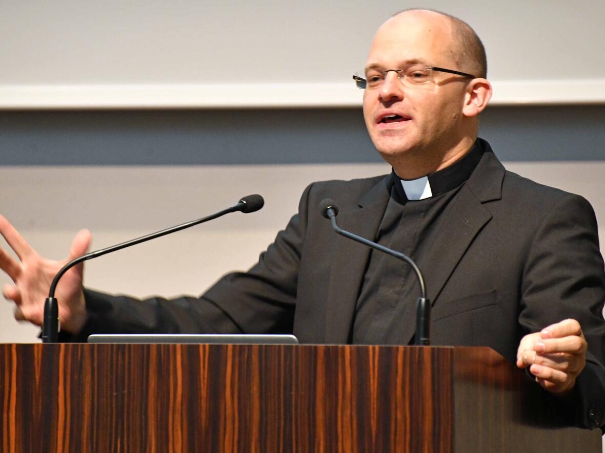 Domvikar Dr. Florian Markter zeigte in seinem Vortrag Wege missionarischer Pastoral auf. (Foto: Nicolas Schnall / pba)